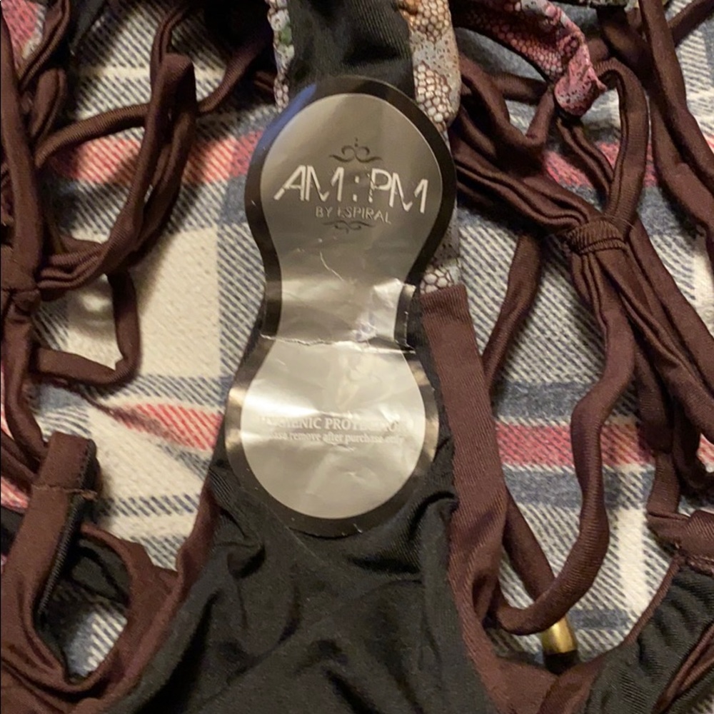 Two piece string bikini - Picture 4 of 4